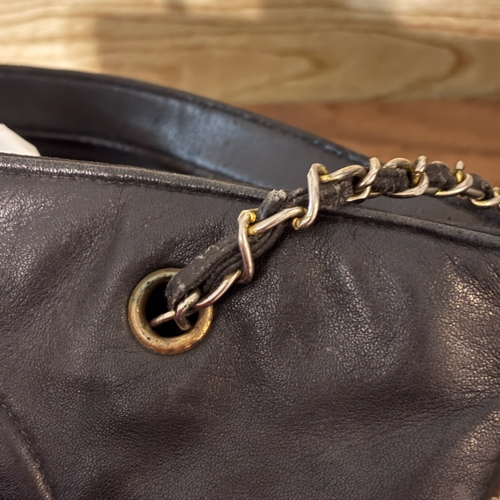 CHANEL Black Leather Shoulder Bag - Picture 9 of 11